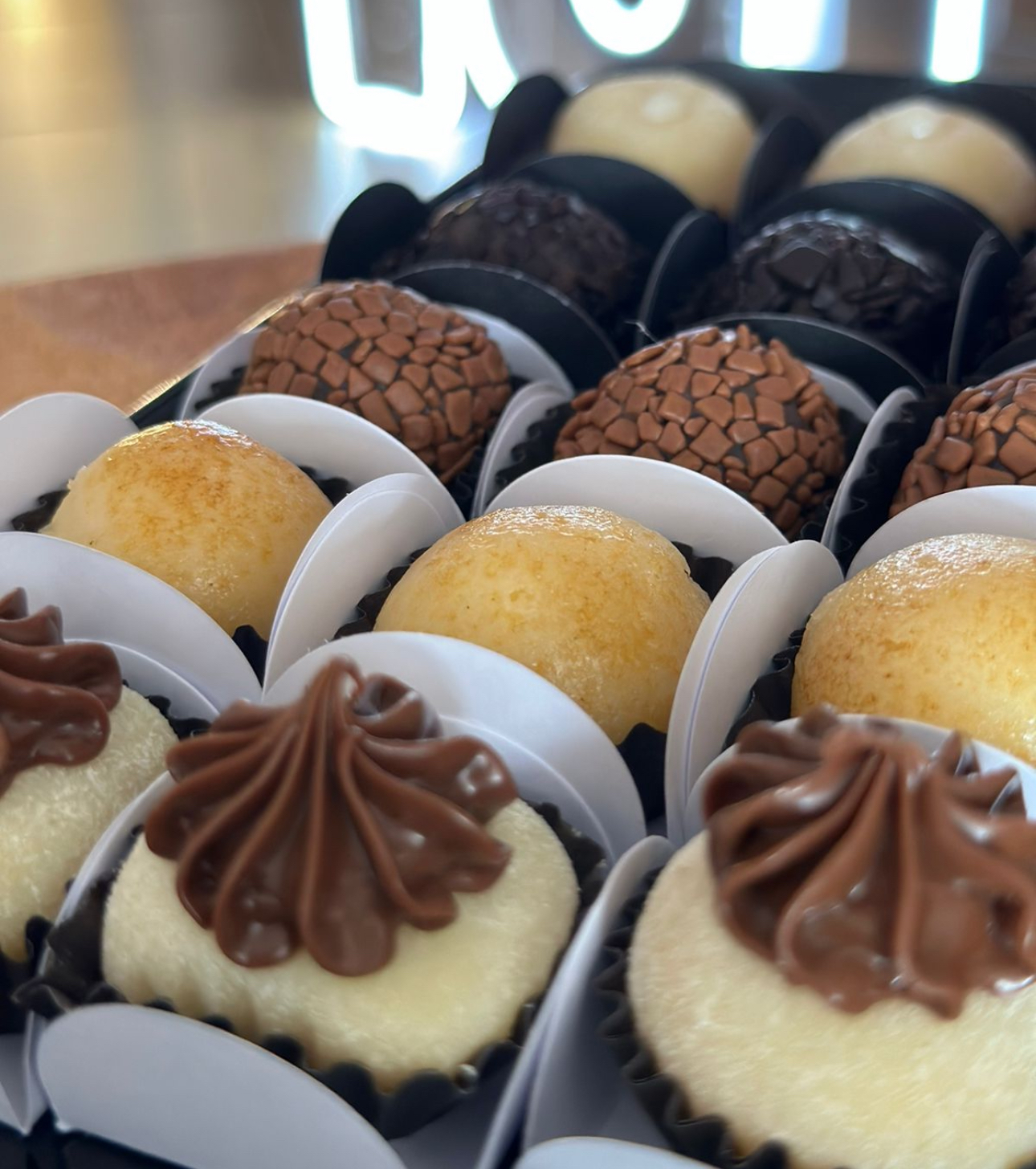 Variedade de doces produzidos pela Evínia com acabamento impecável