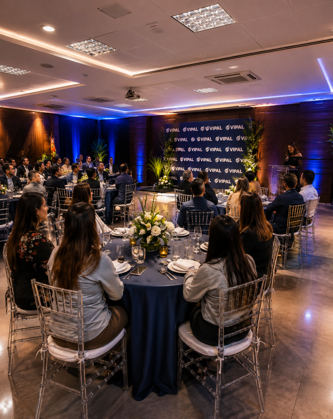 Evento corporativo com jantar e palco de premiação realizado pela Evínia